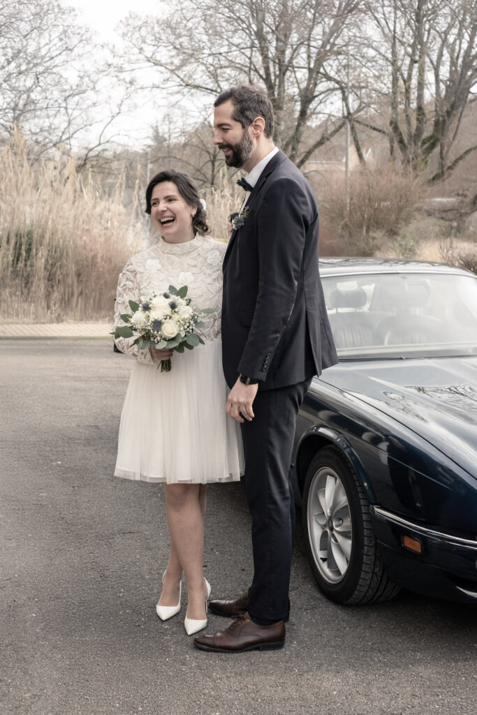 photo de couple et jolie voiture